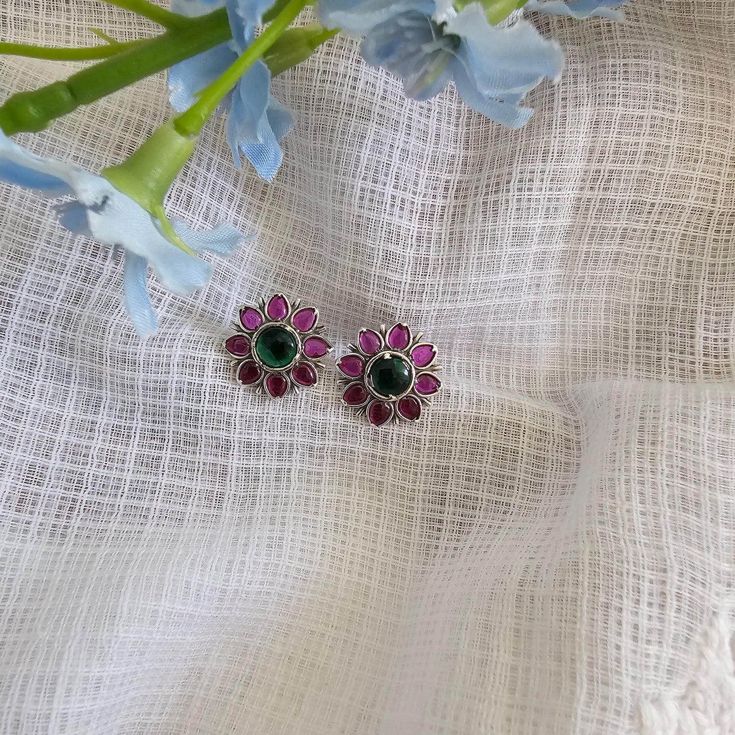 Silver 92.5 green and red kemp stud