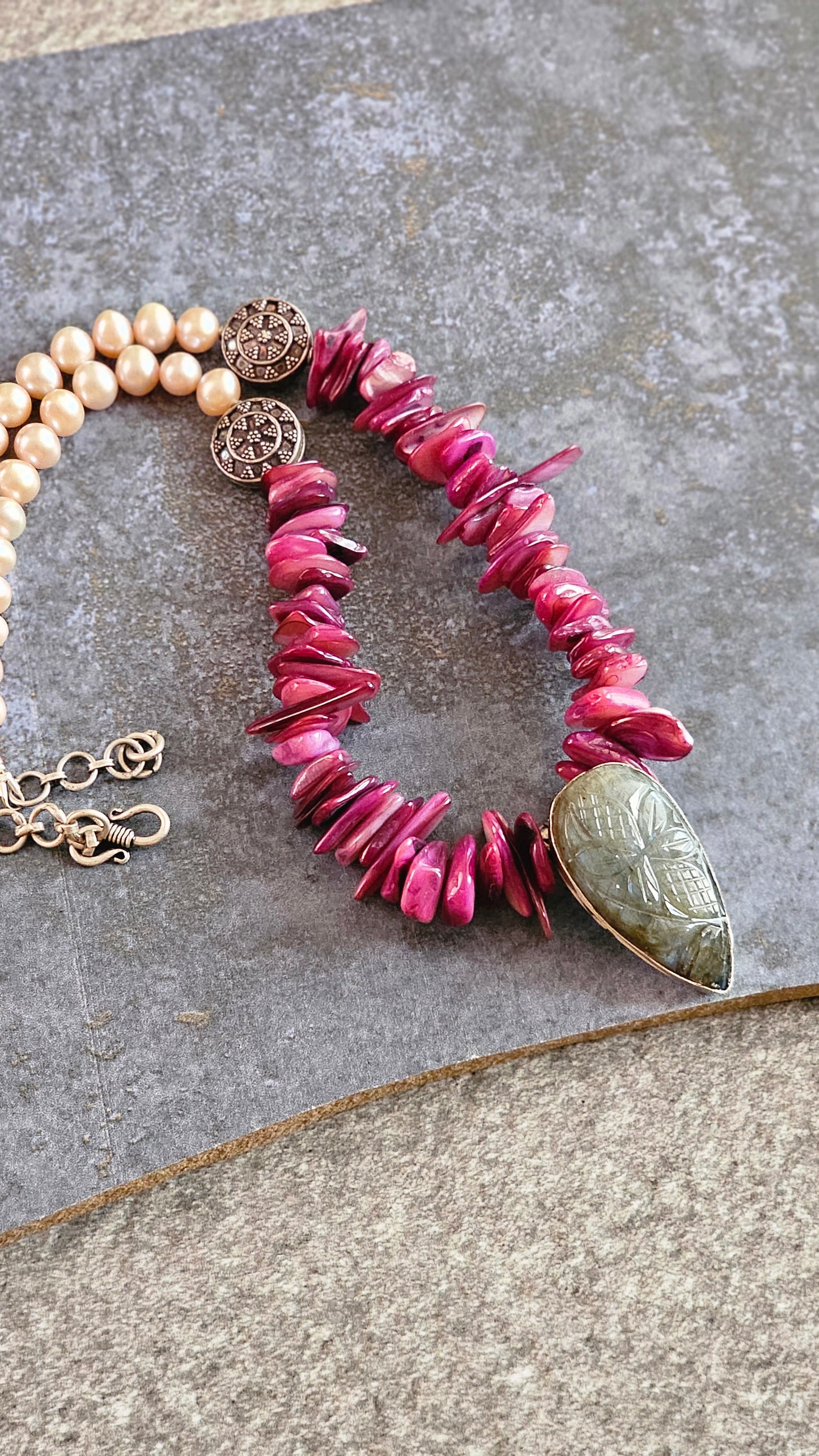 Amethyst chips and fresh water pearls necklace with labrodrite