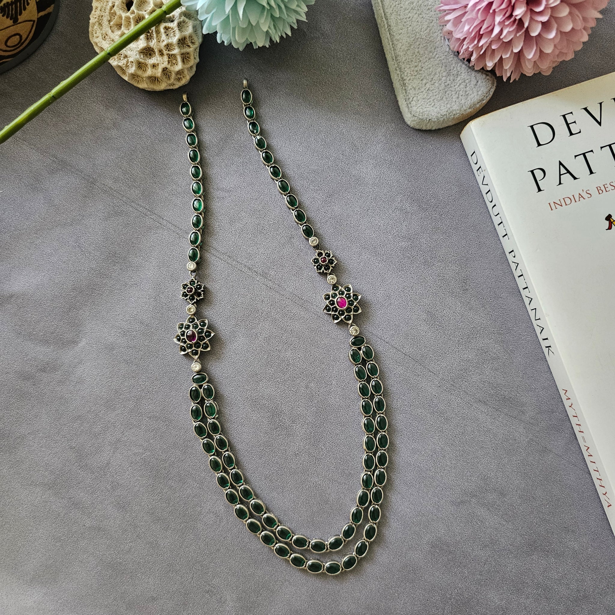 Silver double line necklace in green kemp