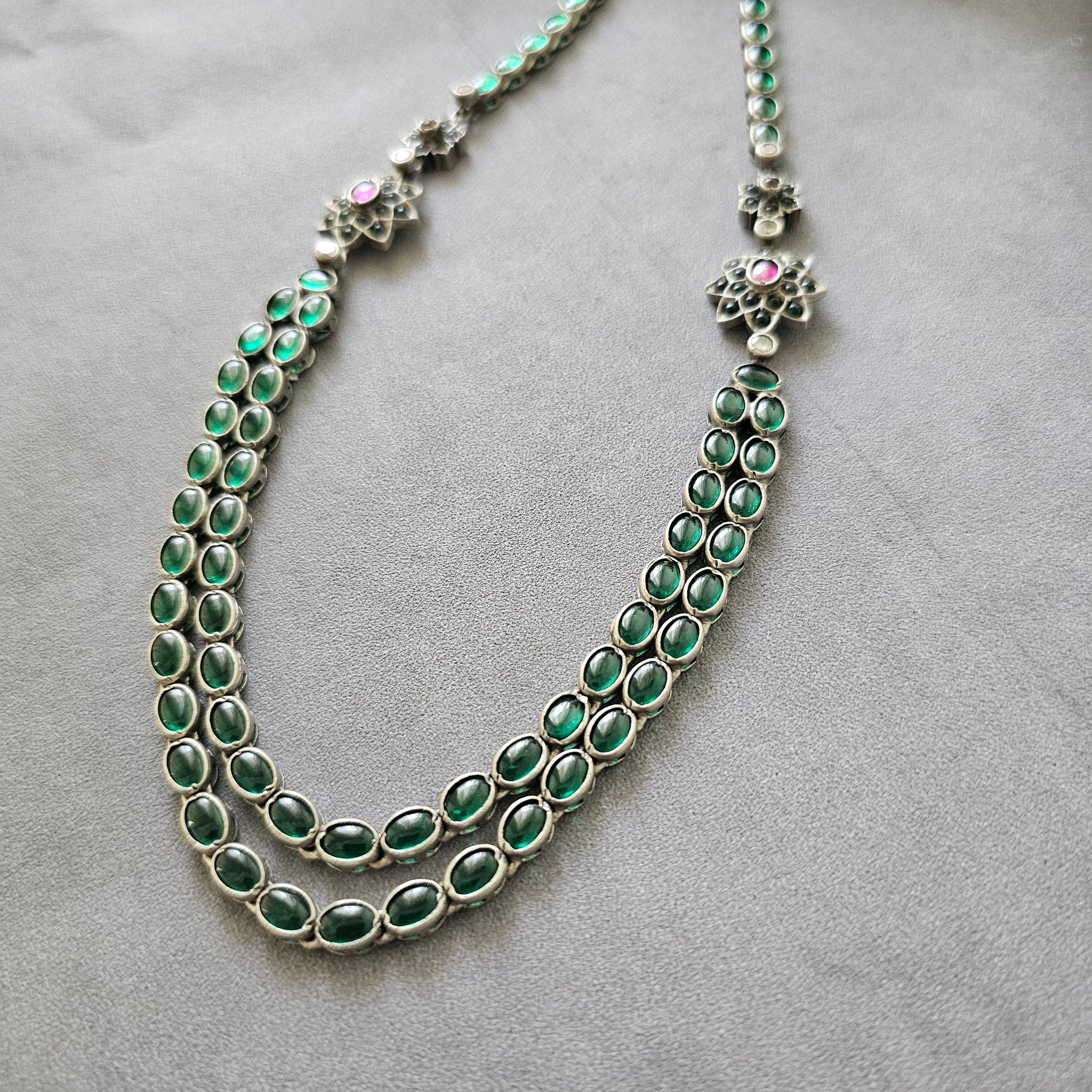 Silver double line necklace in green kemp