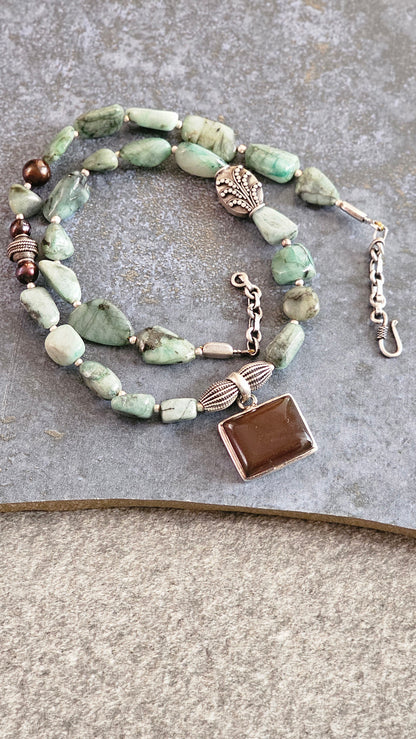 Emerald tumble and blood red carnelian pendant necklace