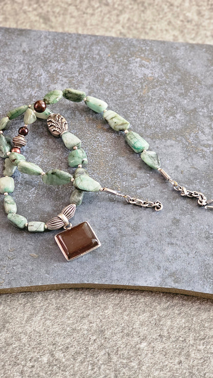 Emerald tumble and blood red carnelian pendant necklace