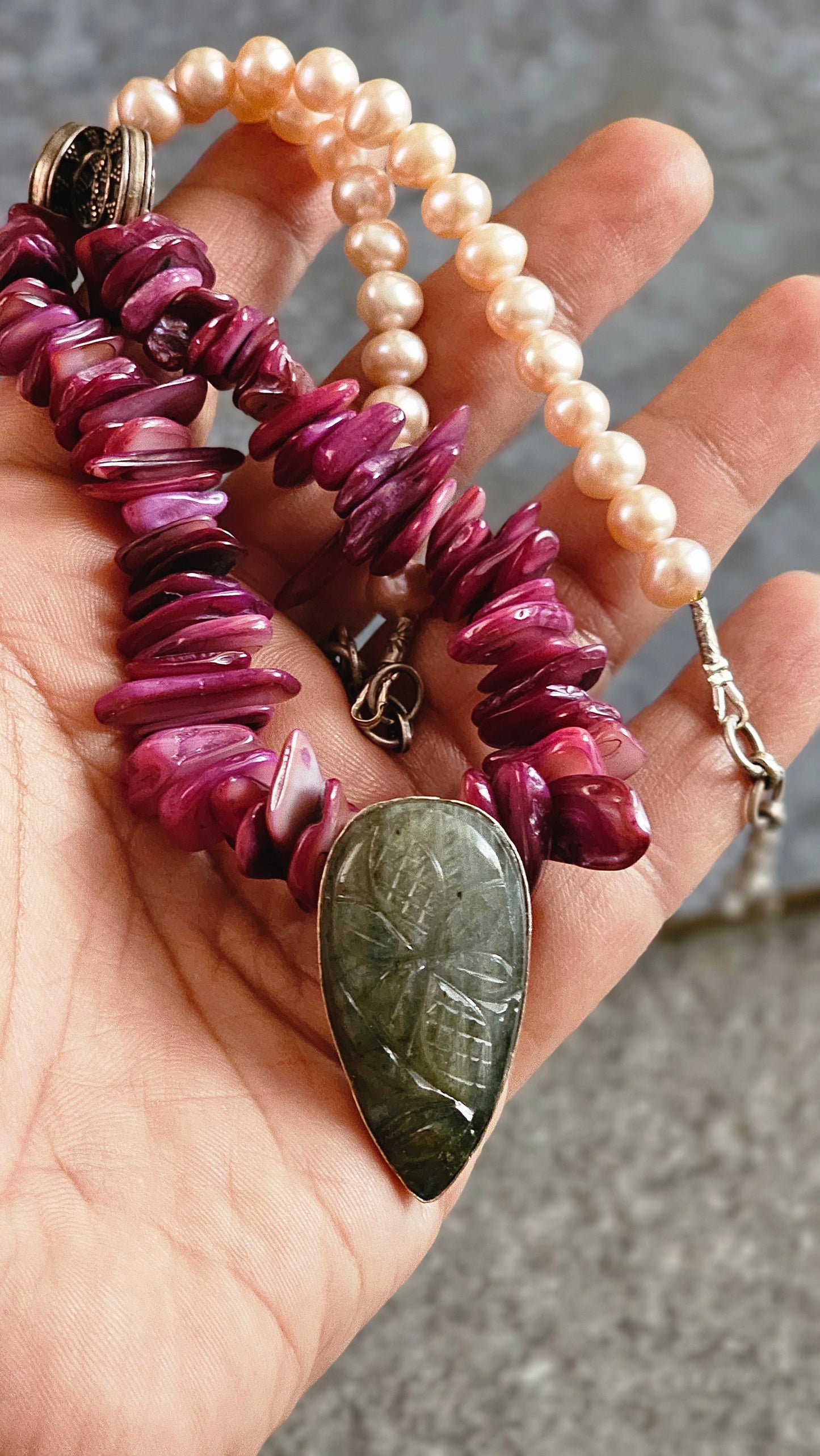 Amethyst chips and fresh water pearls necklace with labrodrite
