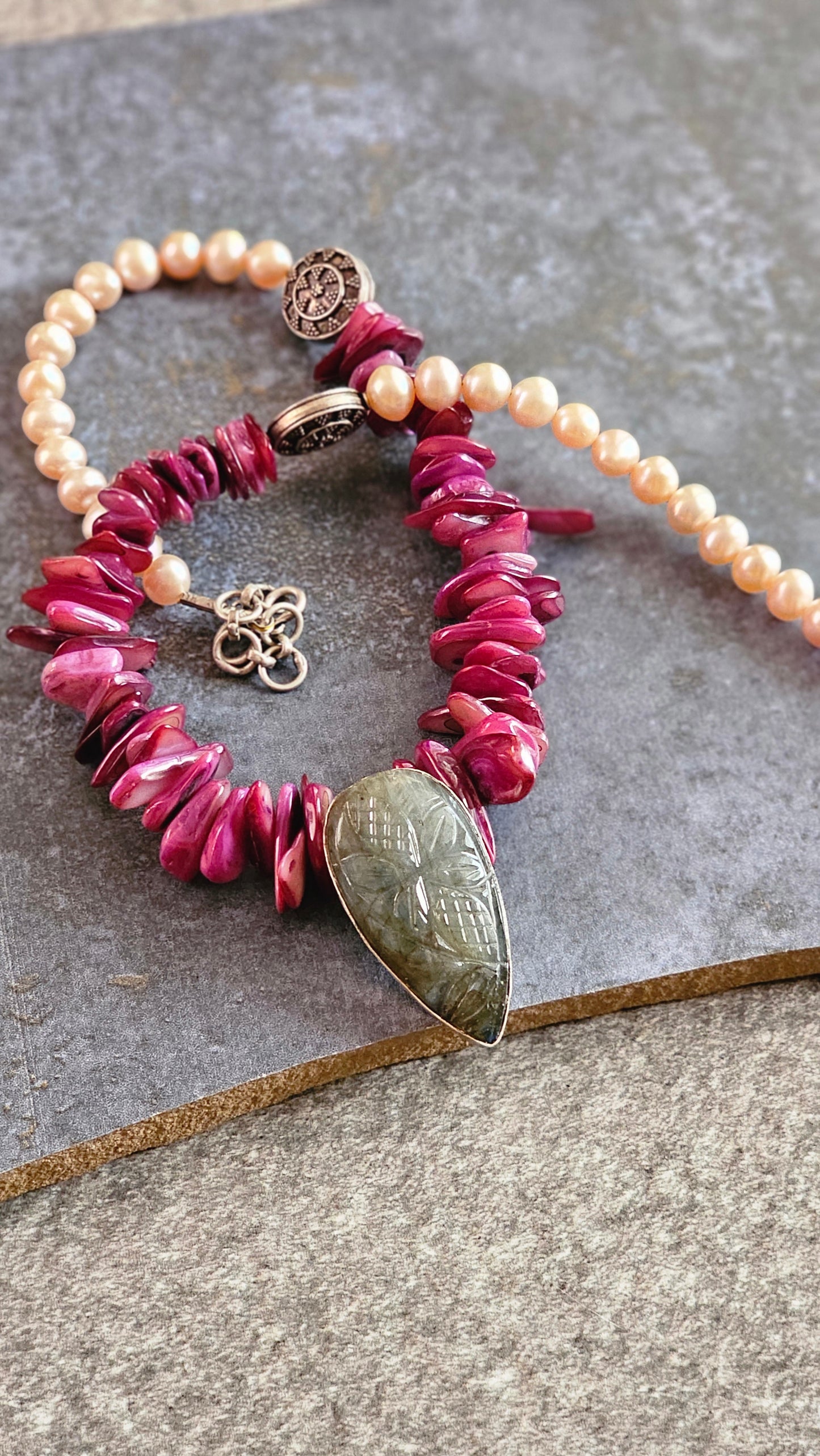 Amethyst chips and fresh water pearls necklace with labrodrite